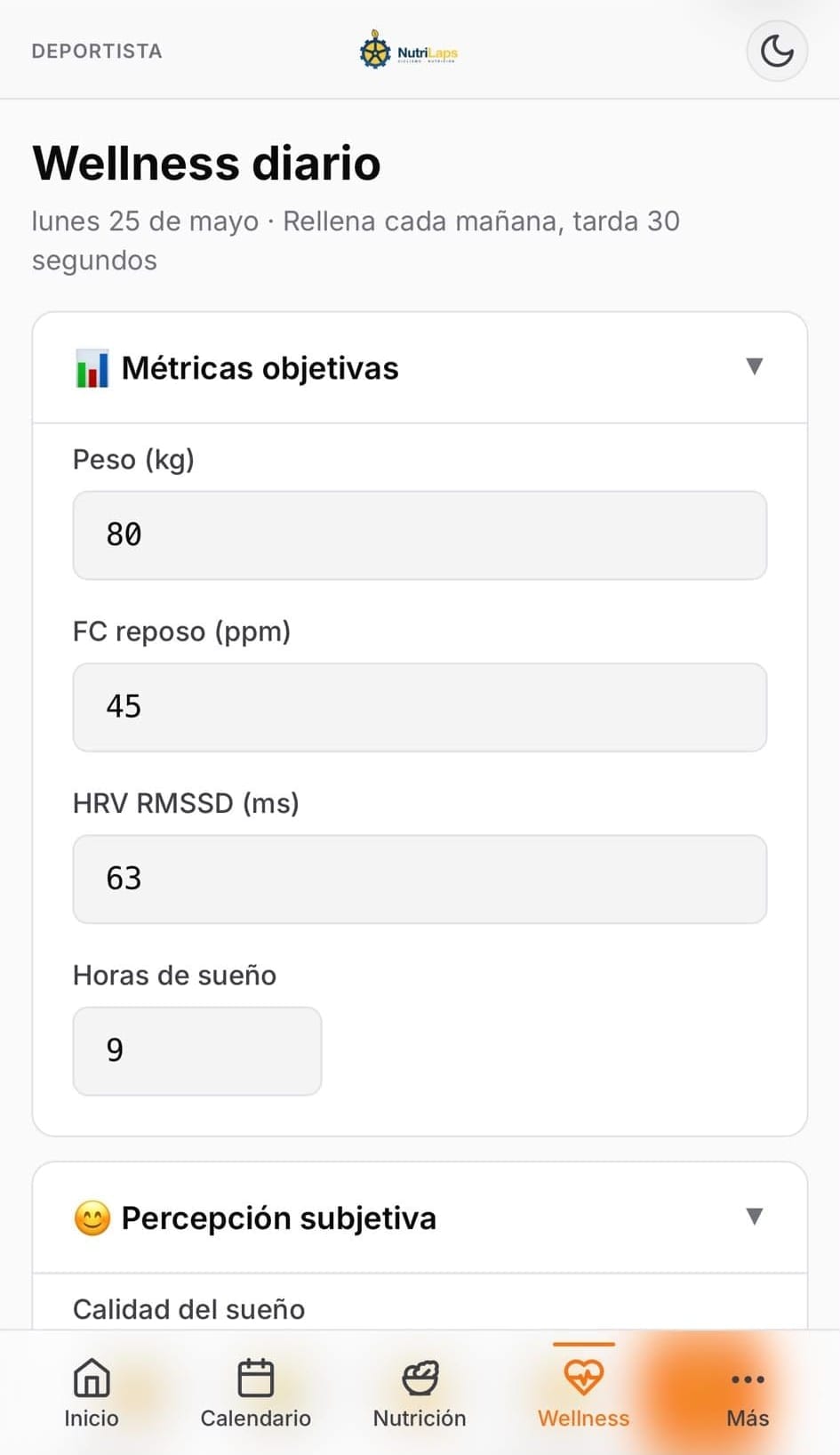 Formulario de wellness diario en el móvil, con la cabecera avisando de que rellenarlo tarda 30 segundos. En el bloque de métricas objetivas ya están escritos peso 80 kilos, frecuencia cardiaca en reposo 45 pulsaciones por minuto, HRV RMSSD 63 milisegundos y 9 horas de sueño. Debajo empieza el bloque de percepción subjetiva, por la calidad del sueño.